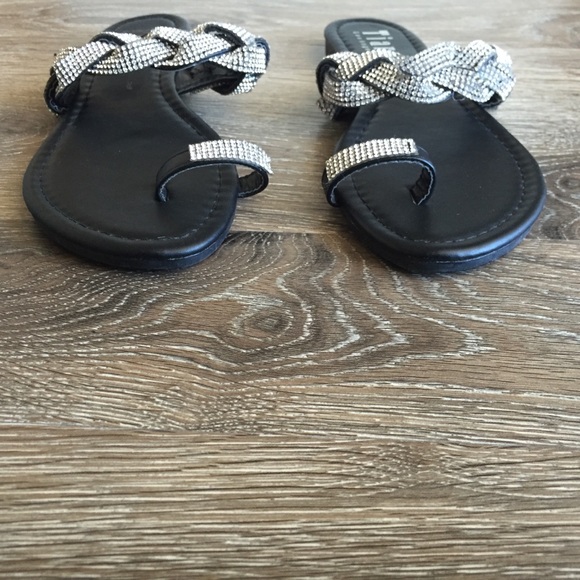 Tiara Los Angeles Rhinestone Bling Toe Sandal NWOT - Picture 3 of 6
